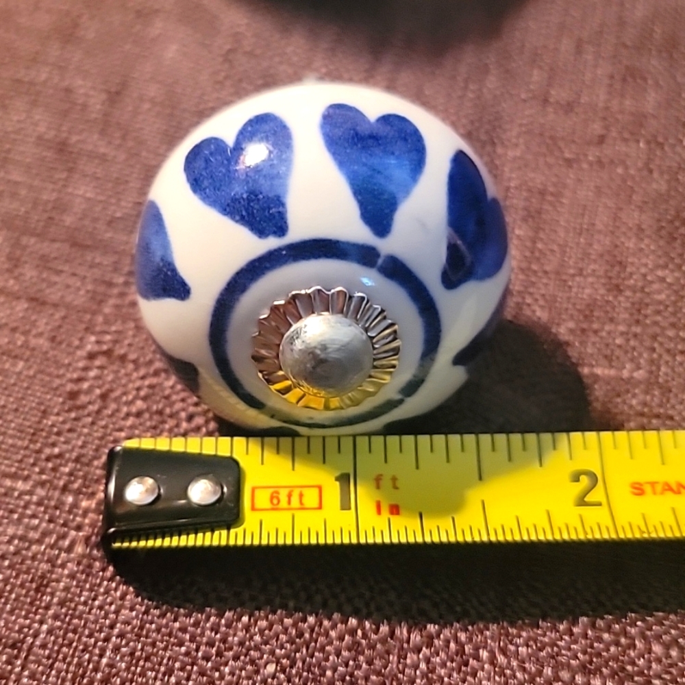 (4) Ceramic cabinet knobs or drawer pulls - Picture 4 of 4